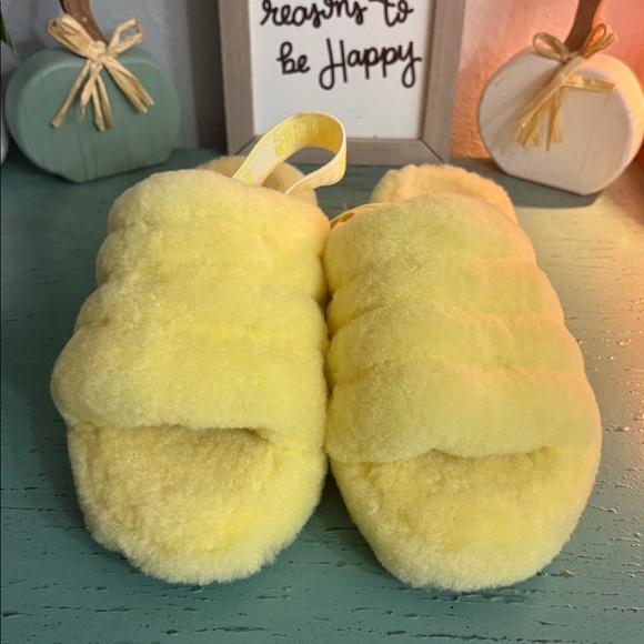 UGG Soft Cream Slippers SZ 8 box 162 - Picture 1 of 5